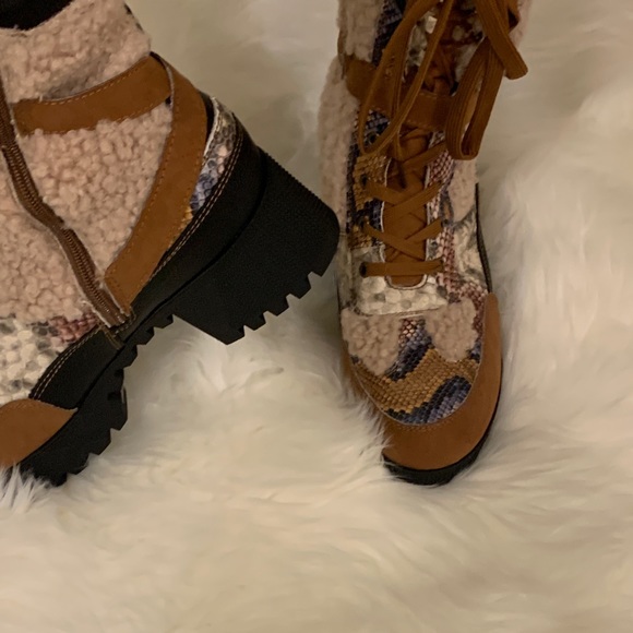 Trendy and stylish combat boot - Picture 2 of 6